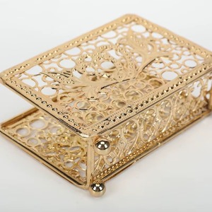 Porte-mouchoirs en métal élégant avec un design unique, adapté à la décoration intérieure et à un usage commercial - Product Image 5