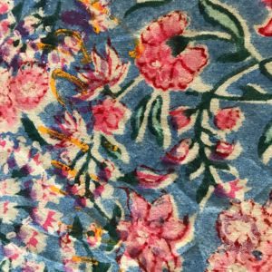 Tela de Algodón Estampada a Mano – Estampado Floral Artístico sobre Base Azul Índigo - Product Image 1