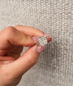 Bague de fiançailles et de mariage en or blanc 14 carats avec diamant de laboratoire taille coussin 6.10 TC, halo caché et bande cathédrale - Product Image 6