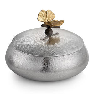 Bougeoir en pot de cire noire en métal et verre avec un design de 10 pouces idéal pour la décoration intérieure élégante et les options d'impression personnalisées - Product Image 3