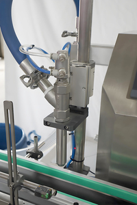 Máquina taponadora de bebidas carbonatadas de escritorio semiautomática de 1-4 boquillas para botellas de PET 1800-3000 BPH para bebidas de agua pura de soda - Product Image 2