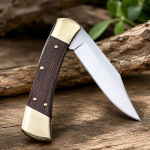 Couteaux pliants à manches en bois, populaires pour une utilisation en extérieur, forte demande dans le segment du camping, offrant une solide opportunité aux commerçants. - Product Image 2