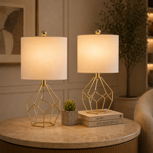 Lámpara de Mesa Metálica de Lujo Hourglass con Base Geométrica de Hierro Dorado Cepillado, Pantalla Rectangular de Tela Premium, Iluminación Ambiental Cálida - Product Image 2