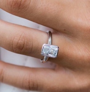 Anillo de Diamantes Radiantes Blancos con Bisel, Joyería de Plata para Mujer, Regalo de Cumpleaños, Diseño Moderno, Delicado, para Uso Diario, Estilo Moderno - Product Image 5