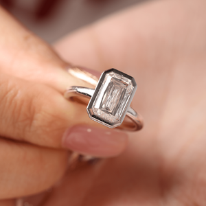 Bague solitaire minimaliste en diamant de laboratoire taille émeraude 3 carats, sertissage architectural élégant en or blanc 14 carats, bague de mariage - Product Image 1
