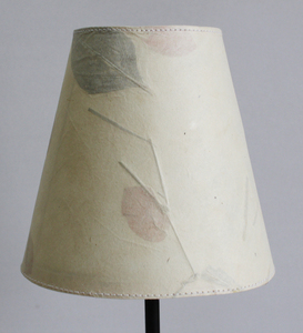 Lampe artisanale moderne en marbre crème et fer forgé avec abat-jour en forme de fleur, de qualité supérieure pour les marchés internationaux - Product Image 2