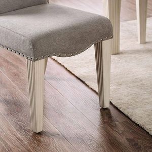 Set di 2 Sedie da Pranzo in Stile Transizionale Bianco Antico, Design a Schienale a Cammello con Tessuto Grigio, Sedie Laterali Parson - Product Image 2