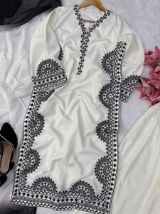 Salwar Kameez décontracté d'excellente qualité avec broderies pour les occasions festives, provenant d'un fournisseur indien. - Product Image 6
