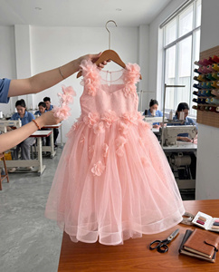 Robe de bal de princesse pour petites filles de 1 à 12 ans, en satin blanc de luxe et tulle, ornée de perles et de fleurs 3D, longueur genou, pour mariage et fête - Product Image 2