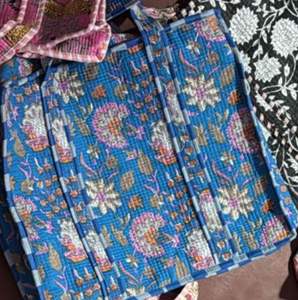 Sac fourre-tout en coton fait main, réversible, imprimé circulaire multicolore personnalisé, style Kantha matelassé, ethnique et professionnel - Product Image 5