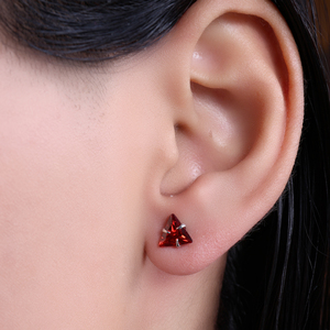Magnifiques boucles d'oreilles clous en rubis brillants faits à la main, en argent sterling 925, bijoux pour femmes et filles, à porter lors de mariages et de fêtes - Product Image 1