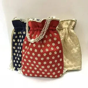 Bolsa Potli de nueva llegada con asa de perlas, diseño Moti Mala y trabajo bordado en tela dorada, bolsas Potli de diseñador. - Product Image 3
