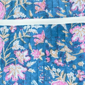 Funda para Portátil de Algodón Hecha a Mano en Jaipur, con Bolsillos con Cremallera, Diseño Floral Acolchado Estampado, Suave, Protectora, Ecológica y Portátil - Product Image 2