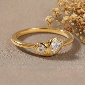 Bague de fiançailles pour femme en or jaune 18 carats avec diamant de laboratoire taille cœur, style romantique - Product Image 1
