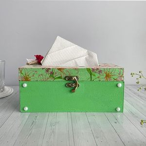 Aqdus Saleem - Dispensador de pañuelos de madera floral para coche, soporte rígido decorativo con cierre metálico para uso en el hogar o salón - Product Image 1