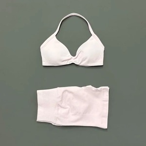 Conjunto Deportivo Ecológico Ligero de 2 Piezas para Mujer, Top Halter de Yoga, Pantalones Cortos de Cintura Alta con Efecto Scrunch, Transpirables y Elásticos para Gimnasio y Pilates - Product Image 2
