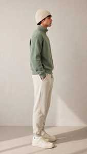 เสื้อฮู้ดผู้ชายแบบสวมใส่สบาย ผ้าถักเนื้อหนา มีซิปครึ่งตัว สีเขียวล้วน ทรงปกติ สำหรับฤดูหนาว รับผลิตแบบ OEM - Product Image 2