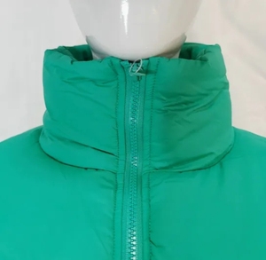 เสื้อแจ็คเก็ตพัฟเฟอร์ทรงครอปสำหรับผู้หญิง OEM แฟชั่นลำลองสำหรับฤดูใบไม้ร่วง ติดกระดุมและซิป ทรงโอเวอร์ไซส์ - Product Image 5