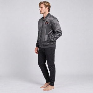 Veste en satin pour homme, fabriquée avec un tissu de qualité supérieure, détails élégants, coupe confortable, construction durable et finition raffinée. - Product Image 3