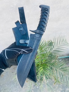 Couteau de camping Bowie de qualité industrielle, fabriqué sur mesure par Edge Master, lame à pointe clip, acier Damas, manche en cuir. - Product Image 2
