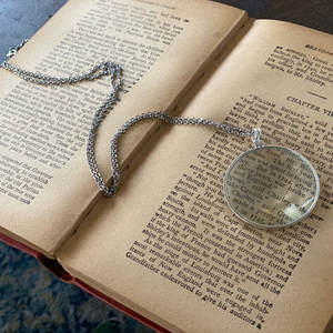 Lupa metálica vintage con cadena larga, colgante clásico para lectura, ideal para coleccionistas y como regalo literario. - Product Image 1