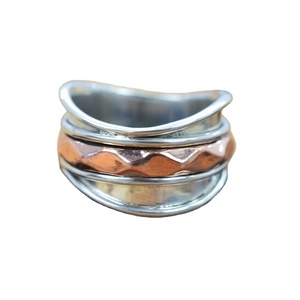 Anillo Giratorio de Plata de Ley 925 con Baño de Oro Rosa de Dos Tonos y Circonitas Engastadas en Garra, Regalo Moderno para Ella - Product Image 1