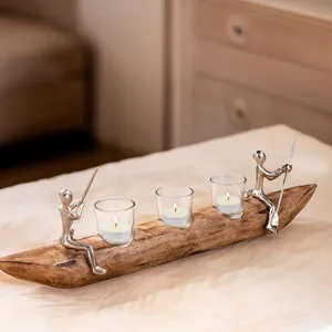 Support à bougies en bois fait main avec des rameurs en argent et trois porte-verres, 57 cm de long, pour la décoration de la maison - Product Image 1