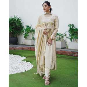 Conjunto de Traje Dorado Satinado en Talla XS, Tono Sepia, Conjunto Elegante - Product Image 5