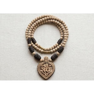 Collier Mala en Tulsi Naturel avec Pendentif Radha, Perles Beiges Faites à la Main, Chapelet Hindou pour Yoga et Méditation, Cadeau Sigma Exports - Product Image 1