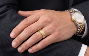 Anillo de banda con diseño de llave griega chapado en oro de 22 quilates clásico para hombre DIVYORO - Product Image 3