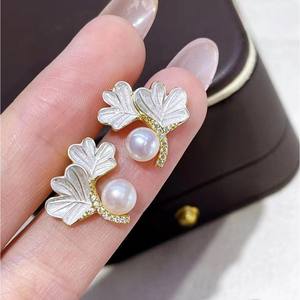 Exquises boucles d'oreilles en forme de feuille de ginkgo en perles d'eau douce de 6-7 mm, clous d'oreille en argent pur de qualité 5A, boucles d'oreilles en perles d'eau douce de 6-7 mm - Product Image 4
