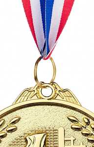 Médaille de football en métal doré avec motif crampons et ballon, récompense couronne de lauriers - Product Image 2