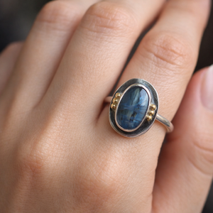 Anillo de Cianita Azul con Bola de Latón Plateado en Oro Rosa y Oro Amarillo, Joyería Artesanal con Gema Ovalada, Regalo - Product Image 2