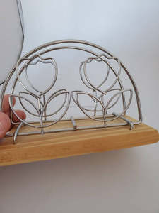 Servilletero Vintage Tulipán en Acero Inoxidable con Detalles en Madera, Perfecto para una Decoración de Cocina Primaveral Encantadora - Product Image 2