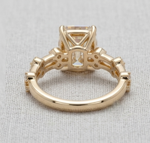 Bague de fiançailles classique pour femme en or jaune 18 carats, diamant de laboratoire taille coussin style « Old Mine » avec pierres latérales, certifiée IGI - Product Image 3