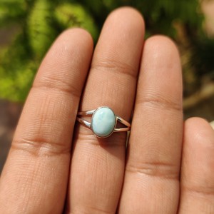 Bague en Larimar Naturel en Argent Sterling 925 Faite à la Main avec Bande Fendue et Cabochon Ovale, Bijoux en Gros - Product Image 1