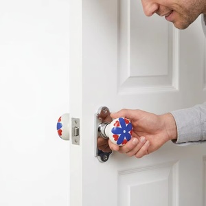 Bouton de meuble rond en porcelaine avec motif de fleur bleue et de cœur rouge, style traditionnel pour l'ameublement de cuisine - Product Image 3