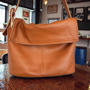 Sac bandoulière femme en cuir de vachette personnalisé, style créateur tendance 2025, achat en ligne - Product Image 4