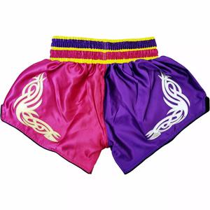 Shorts de Muay Thai con diseño personalizado, tela satinada, transpirable, ligero, para entrenamiento, cintura elástica, ropa de gimnasio y fitness para hombres y mujeres - Product Image 1
