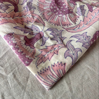 Tissu en coton imprimé à la main en Inde de qualité supérieure avec un motif floral moghol sur fond beige naturel
