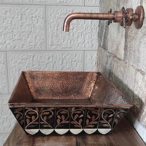 Découvrez la beauté d'un évier en cuivre artisanal qui allie la maîtrise classique à la fonctionnalité moderne - Product Image 2