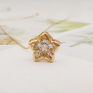Colgante de Flor con Diamantes en Oro Amarillo para Mujer, Corte Brillante Redondo, Color G, Diamante Natural, Joyería Romántica para Uso Diario - Product Image 2