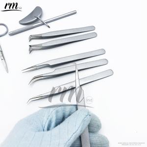 Pinzas de extensión de pestañas con punta plateada brillante de 90 grados, agarre liso recubierto de plata real, embalaje de logotipo Privet personalizado de acero inoxidable - Product Image 1