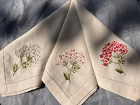 Serviette de table personnalisée brodée carrée moderne en lin fait main 60x60cm, écologique, durable, pour mariage, dîner, avec ourlet festonné motif fleurs sauvages