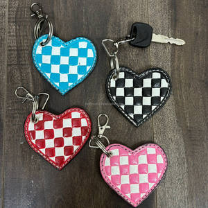 Porte-clés élégant en cuir travaillé à la main, motif damier noir et blanc, porte-clés de voiture, breloque de sac, accessoire de mode, cadeau pour femmes - Product Image 4