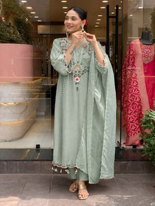 Costume Anarkali moderne brodé en coton vert PISTA pour femmes, idéal pour les mariages traditionnels indiens et pakistanais, séchage rapide - Product Image 3