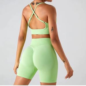 Ensemble de fitness uni pour femmes, vente en gros personnalisée, avec short cycliste à taille élastique et logo frontal et brassière de sport, vêtements de yoga et de sport de haute qualité - Product Image 2