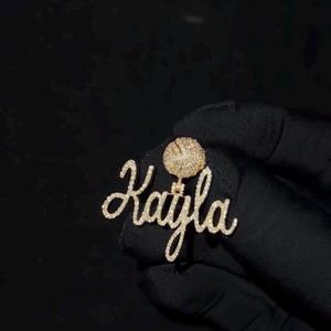 จี้เพชรโมอิสซาไนต์แบบกำหนดเองผ่านการทดสอบมาตรฐาน VVS พร้อมจี้ตัวอักษรสำหรับผู้ชายและผู้หญิง สไตล์ฮิปฮอป เงินแท้ 925 ประดับเพชร - Product Image 5