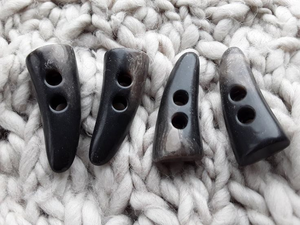 Botón de cuerno de búfalo natural hecho a mano, de 2 agujeros, rústico, con punta completa, impermeable, para abrigos y chaquetas. - Product Image 3