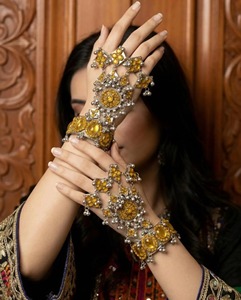 Bracelet élégant en argent afghan avec motifs géométriques et détails métalliques estampés pour une esthétique tribale minimaliste - Product Image 4